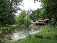 Sikonda - szabadtéri színpad a tó partján